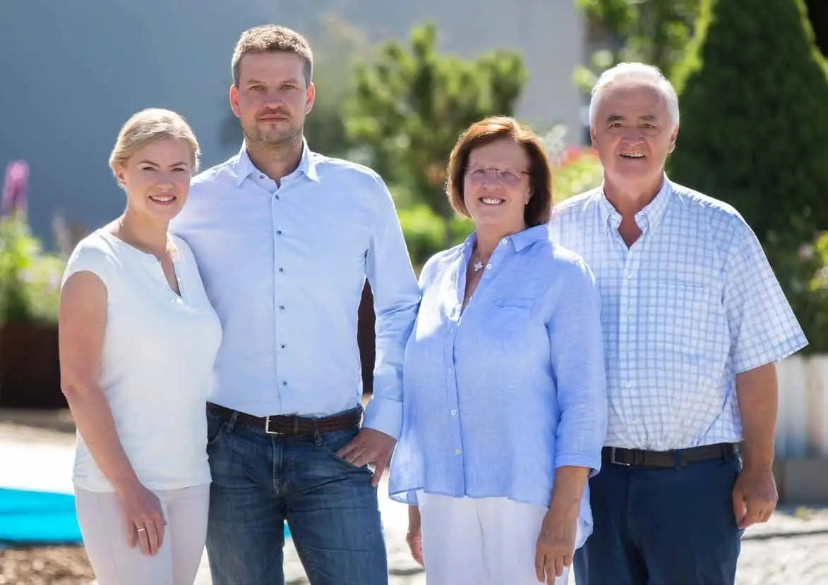 Familie Blank vor dem Firmengebäude: Theresa Blank, Thomas Blank, Rosi Blank und Max Blank