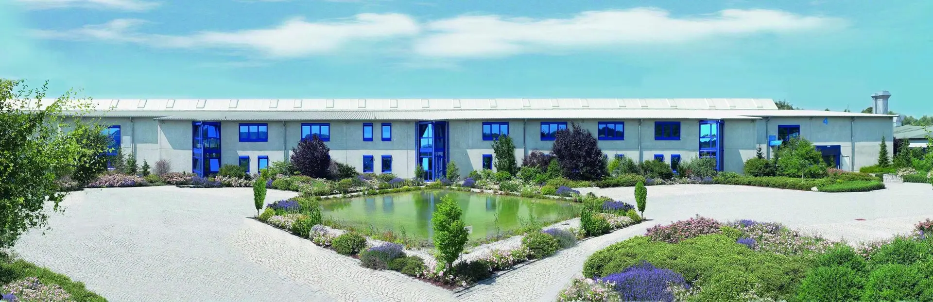 Firmengebäude der Max Blank GmbH in Westheim mit Teich und Gartenanlage