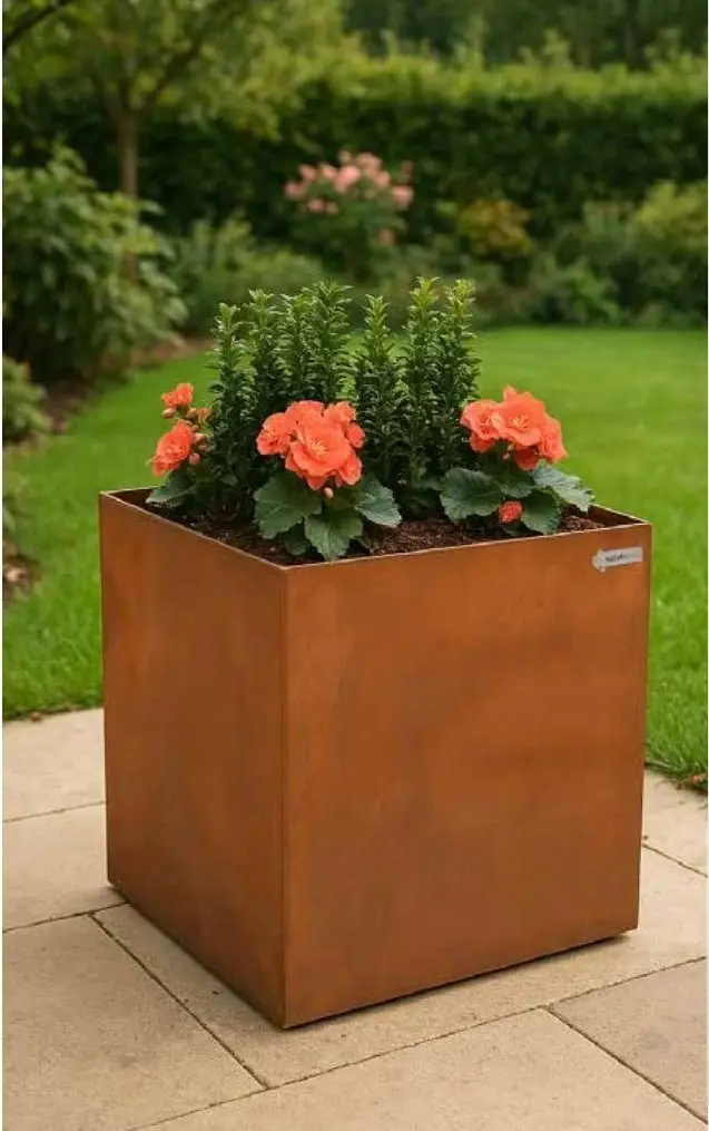 Pflanztrog Pure aus Cortenstahl mit Begonien auf einer Terrasse