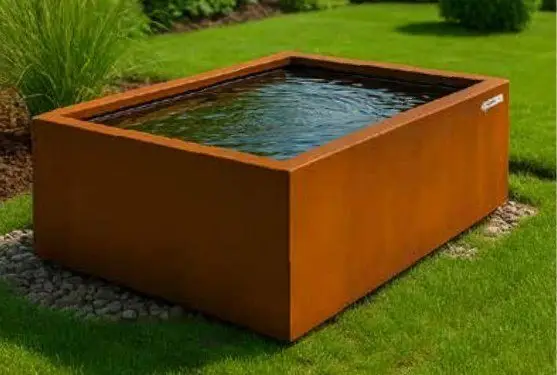Rechteckiges Wasserbecken aus Cortenstahl auf einer Rasenfläche
