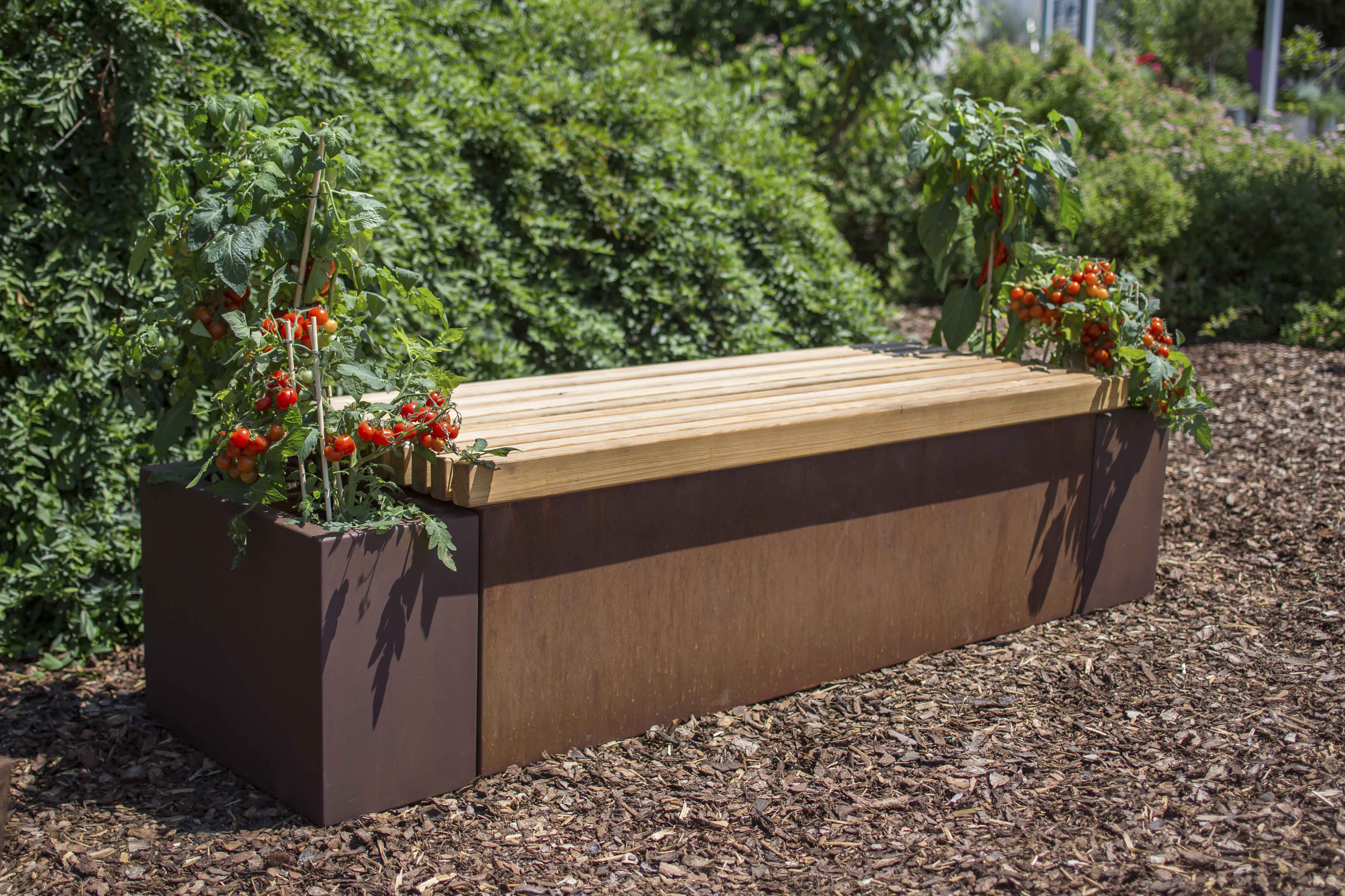 Sitzbank mit Pflanztrog aus Cortenstahl im Garten